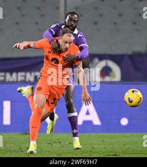 Florenz, Italien. Januar 2024. Carlos Augusto (Front) des FC Inter streitet mit Jonathan Ikone von Fiorentina während eines Fußballspiels der Serie A zwischen Fiorentina und dem FC Inter in Florenz, Italien, am 28. Januar 2024. Quelle: Alberto Lingria/Xinhua/Alamy Live News Stockfoto