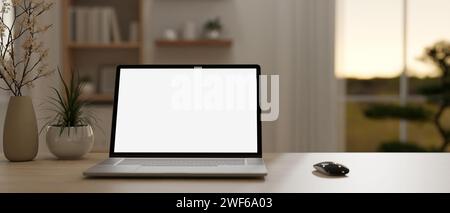 Nahaufnahme eines Laptops mit weißem Bildschirm, einer kabellosen Maus und Blumenvasen auf einem Holztisch in einem modernen, minimalistischen Wohnzimmer. 3D-Rendering, Stockfoto