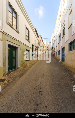 Lagos, Algarve, portugal - 30. Dezember 2023. Enge Straße in der Altstadt von Lagos Stockfoto