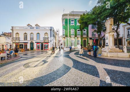 Lagos, Algarve, portugal - 30. Dezember 2023. Der Hauptplatz von Lagos und das bekannte schöne alte, grün gekachelte Stadthaus. Stadtzentrum von Lagos, Algarve, Portugal Stockfoto