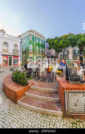 Lagos, Algarve, portugal - 30. Dezember 2023. Historische Altstadt von Lagos, farbenfrohe enge Gassen, traditionelle portugiesische Architektur Stockfoto