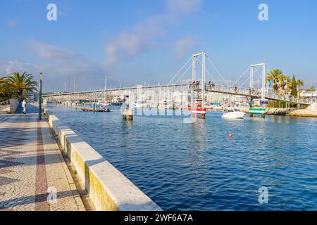 Lagos, Algarve, portugal - 30. Dezember 2023. Malerischer Küstenspaziergang in Lagos, Portugal. Promenade, die der Mündung des Lagos folgt Stockfoto