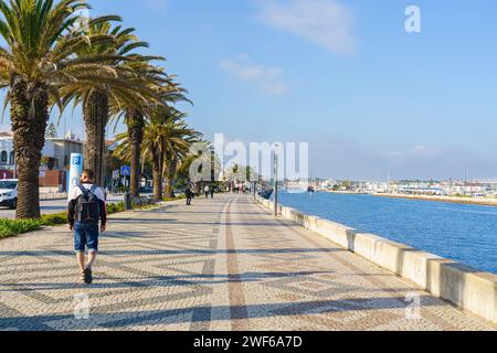 Lagos, Algarve, portugal - 30. Dezember 2023. Malerischer Küstenspaziergang in Lagos, Portugal. Promenade, die der Mündung des Lagos folgt Stockfoto