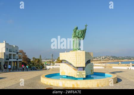 Lagos, Algarve, portugal - 30. Dezember 2023. Statue des portugiesischen Schutzpatrons der Fischer an der Algarve S. Goncalo de Lagos mit Blick auf die Algarve Stockfoto