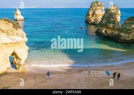 Lagos, Algarve, portugal - 30. Dezember 2023. Goldene Sandstrände von Lagos, eingebettet zwischen Sandsteinklippen Stockfoto