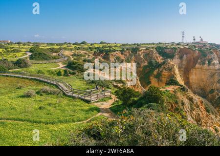 Lagos, Algarve, Portugal - 30. Dezember 2023. Holzsteg entlang der Klippen in Lagos, Algarve, Portugal Stockfoto