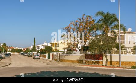 Lagos, Algarve, Portugal - 30. Dezember 2023. Eine Reihe von Wohnungen entlang der Straße. Lagos, Algarve, Blick auf die Straße an einem hellen, sonnigen Tag Stockfoto