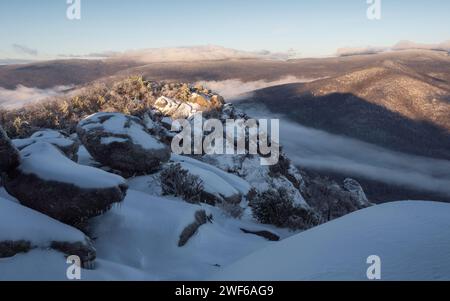 An einem kalten Morgen strahlt das Sonnenlicht vom Gipfel des Old Rag Mountain im Shenandoah National Park. Stockfoto