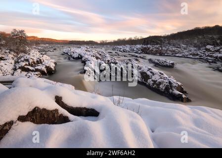 Ein schöner, pastellfarbener Sonnenaufgang über dem Great Falls Park am Potomac River in Nord-Virginia. Stockfoto