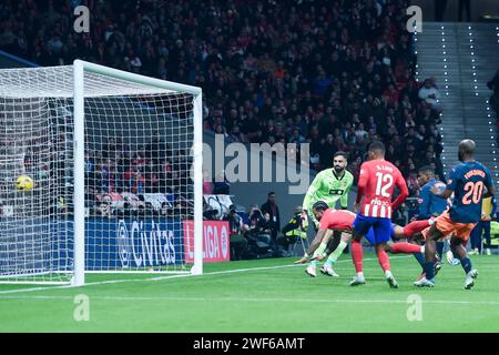 Madrid, Spanien. Januar 2024. Atletico de Madrid's Memphis Depay (2. L) schießt beim Fußballspiel der La Liga zwischen Atletico de Madrid und Valencia CF in Madrid, Spanien, am 28. Januar 2024. Gustavo Valiente/Xinhua/Alamy Live News Stockfoto