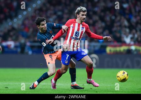 Madrid, Spanien. Januar 2024. Antoine Griezmann (R) von Atletico de Madrid streitet mit Hugo Guillamon von Valencia CF während eines Fußballspiels der La Liga zwischen Atletico de Madrid und Valencia CF am 28. Januar 2024 in Madrid, Spanien. Gustavo Valiente/Xinhua/Alamy Live News Stockfoto