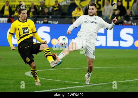 Dortmund, Deutschland. Januar 2024. Marcel Sabitzer (L) von Borussia Dortmund streitet mit Matus Bero vom VfL Bochum im ersten Bundesliga-Spiel zwischen Borussia Dortmund und VfL Bochum am 28. Januar 2024 in Dortmund. Quelle: Joachim Bywaletz/Xinhua/Alamy Live News Stockfoto