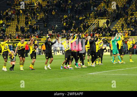 Dortmund, Deutschland. Januar 2024. Die Spieler von Borussia Dortmund begrüßen die Zuschauer nach dem ersten Bundesliga-Spiel zwischen Borussia Dortmund und dem VfL Bochum in Dortmund am 28. Januar 2024. Quelle: Joachim Bywaletz/Xinhua/Alamy Live News Stockfoto