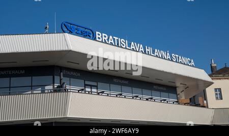 Bratislava, Slowakei - 20. Januar 2024 : Hauptbahnhof oder Hauptbahnhof von Bratislava. (Bratislava hlavna stanica). Slowakei. Stockfoto