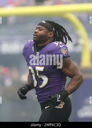 Baltimore, MD, USA. Januar 2024. Baltimore Ravens RB Gus Edwards (35) wurde vor dem AFC Championship-Spiel gegen die Kansas City Chiefs im M&T Bank Stadium in Baltimore, MD, eingeführt. Foto/Mike Buscher/Cal Sport Media/Alamy Live News Stockfoto