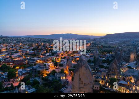 Goreme City in der Dämmerung, berühmtes Touristenzentrum der Ballonfligthen in Kappadokien, Turkiye, Blick aus der Luft Dämmerung Goreme City vom Berg, Nacht VI Stockfoto