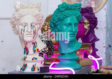 Gipsstatue von Apollos Kopf auf weißem Hintergrund Stockfoto Stockfoto