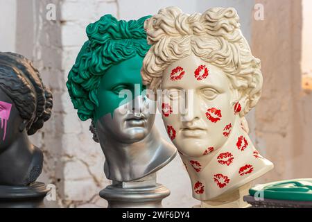 Gipsstatue von Apollos Kopf auf weißem Hintergrund Stockfoto Stockfoto