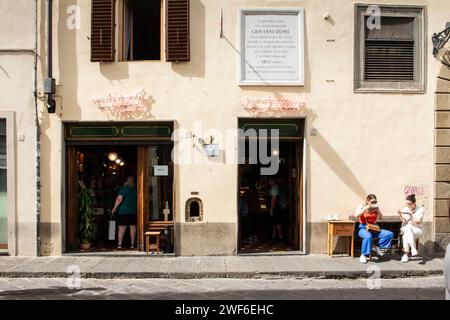 Vivoli Gelato und die Buchette del Vino, Weinfenster von Florenz, Toskana, Italien Stockfoto