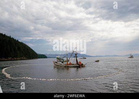 Kommerzielles Fischereifahrzeug, das rosa Lachs fischt, Oncorhynchus gorbuscha, im Südosten Alaskas, Wadenwadenfischer Stockfoto