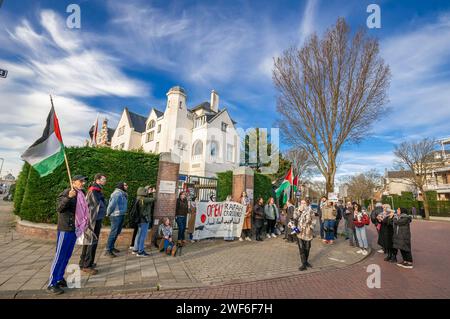 Den Haag, Niederlande. Januar 2024. Palästinenser und ihre Anhänger halten während der Demonstration ein Banner. Palestinianís und ihre Unterstützer mit einer Zahl von rund 45 Teilnehmern hielten eine kleine, aber sehr lautstarke Demonstration vor der ägyptischen Botschaft in den Haag ab: „Open Rafah Crossing“. Sie verlangten, dass die ägyptischen Arthuriten die Grenze von Rafah öffnen, die Palästina und Ägypten trennt, um Soforthilfe für die Einreise und die Behandlung von Palestinianís zu ermöglichen, die von den israelischen Dense Forces (IDF) verletzt wurden. Die Toten seit Kriegsbeginn sind jetzt 26.422. Quelle: SOPA Images Limited/Alamy Live News Stockfoto