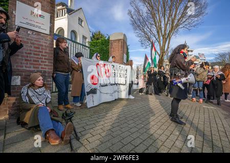 Palästinenser und ihre Anhänger halten während der Demonstration ein Banner. Palestinianís und ihre Unterstützer mit einer Zahl von rund 45 Teilnehmern hielten eine kleine, aber sehr lautstarke Demonstration vor der ägyptischen Botschaft in den Haag ab: „Open Rafah Crossing“. Sie verlangten, dass die ägyptischen Arthuriten die Grenze von Rafah öffnen, die Palästina und Ägypten trennt, um Soforthilfe für die Einreise und die Behandlung von Palestinianís zu ermöglichen, die von den israelischen Dense Forces (IDF) verletzt wurden. Die Toten seit Kriegsbeginn sind jetzt 26.422. Israel sagt, es habe 220 Soldaten in der Bodenoffensive verloren und behauptet, es habe getötet Stockfoto