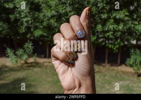 Kreative Nagelkunst mit Bienenmotiv. Nailart-Designs, Bienenstock-Designs mit Streifen, Punktmuster auf Gelb, Schwarz und weiß Stockfoto