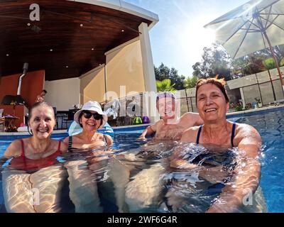 Gruppe von Senioren genießt im Swimmingpool Stockfoto