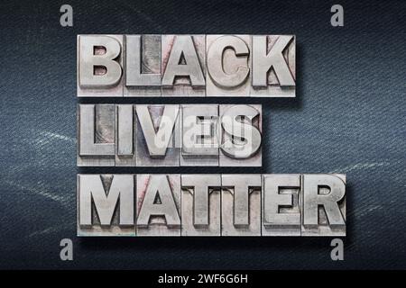 Schwarzer Lives Matter-Satz aus metallischem Letterpress auf dunklem Jeanshintergrund Stockfoto