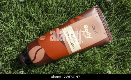 Pflaumenkaffee Duft Handcreme Tube. Aromatische Handcreme mit Markenlogo hält die Hände weich und ist vegan. Handcremeröhrchen gekauft am 12. januar 2024 bei Ind Stockfoto