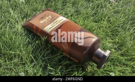 Pflaumenkaffee Duft Handcreme Tube. Aromatische Handcreme mit Markenlogo hält die Hände weich und ist vegan. Handcremeröhrchen gekauft am 12. januar 2024 bei Ind Stockfoto