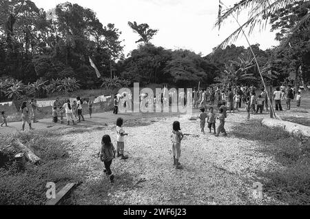 West Kalimantan, Indonesien. März 2007. Mitglieder der indigenen Gemeinde Dayak Tamambaloh Apalin stehen auf einem Feld und am Ufer eines Flusses, da sie nach Abschluss einer Tradition Zeit zur freien Verfügung haben. in dem die Familie ihres neuen traditionellen Häuptlings die Grabstätte des ehemaligen Häuptlings im Dorf Uluk Palin, Putusibau Utara, Kapuas Hulu, West Kalimantan, Indonesien besuchen. Kultur ist ein unverzichtbarer Bestandteil jeder Entwicklung, wenn sie nachhaltig sein soll, und es ist nach Ansicht der Vereinten Nationen von entscheidender Bedeutung, dass jeder Mensch und jede Gemeinschaft ihre kulturellen Rechte frei ausüben kann. Stockfoto