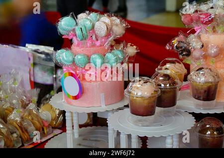 Süße Snacks, Macaron Pops, Dessertbecher Stockfoto