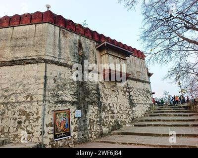 Januar 2024, Pune, Indien - Parvati-Tempel, einer der malerischsten Orte in Pune. Der Tempel ist das älteste denkmalgeschützte Bauwerk in Pune und wurde erbaut Stockfoto