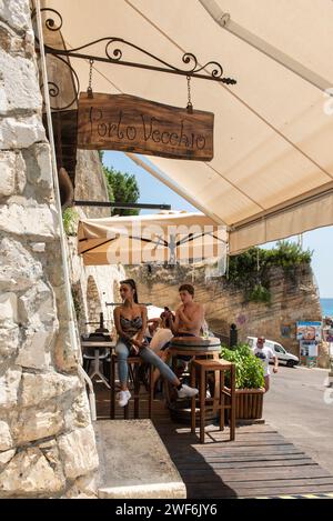 Café Porto Vecchio, im Hafen von Castro Marina, Salento, Apulien, Italien Stockfoto