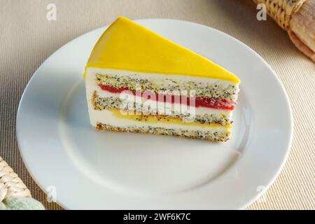 Genießen Sie den köstlichen Anblick eines köstlichen Stücks Kuchen, der anmutig auf einem makellosen weißen Teller platziert wird. Stockfoto