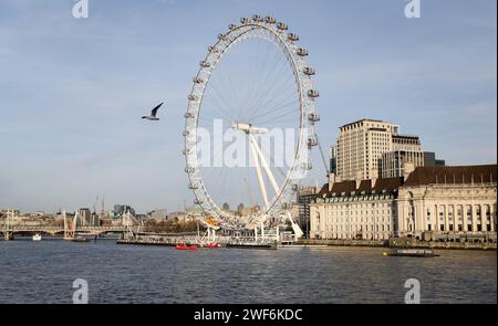 London, Großbritannien. Januar 2024. Dieses Foto, aufgenommen am 28. Januar 2024, zeigt einen Blick auf das London Eye und die Themse in London, Großbritannien. Nach Angaben des Met Office, Großbritanniens nationaler Wetterdienst, war der 28. Januar der heißeste Tag, der jemals in Großbritannien aufgezeichnet wurde, mit einer Temperatur von über 19 Grad Celsius. Quelle: Li Ying/Xinhua/Alamy Live News Stockfoto