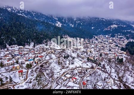 Aus der Vogelperspektive auf das Dorf Elati (Trikala, Thessalien), eines der beliebtesten Winterresorts in Griechenland. Stockfoto