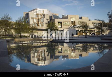 Aktenfoto vom 29/04/21 des schottischen Parlamentsgebäudes in Holyrood in Edinburgh. Die SNP kommt aus dem Bute-House-Abkommen "schlechter" als die schottischen Grünen, sagte ein SNP-Backbencher. Kenneth Gibson, der Cunninghame North MSP, der auch Mitglied des Finanzausschusses ist, sagte, dass die Machtverteilung zwischen den beiden unabhängigen Parteien überprüft werden sollte. Ausgabedatum: Montag, 29. Januar 2024. Stockfoto