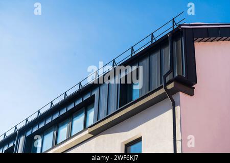 Fassadenverkleidung aus Metall mit dunklen Aluminiumplatten. Moderne Hausfassade und Dach. Hochwertige Fotos Stockfoto