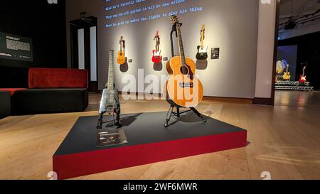 London, Großbritannien. Januar 2024. Verschiedene Gitarren von Mark Knopfler, Musiker und Ex-Leader von Dire Straits, sind in Christie’s Auktionshaus in London zu sehen, bevor sie am Mittwoch, den 31. Januar 2024, dort versteigert werden. (Zu dpa-KORR 'Money for Nothing': Mark Knopflers Gitarren unter dem Hammer) Credit: Philip Dethlefs/dpa - ACHTUNG: Nur für redaktionelle Zwecke im Zusammenhang mit der Berichterstattung über die Auktion und nur mit vollständiger Erwähnung der oben genannten Credit/dpa/Alamy Live News Stockfoto