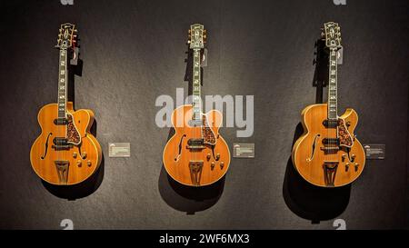 London, Großbritannien. Januar 2024. Drei Gibson Super 400 CESN Gitarren sind im Auktionshaus Christie in London zu sehen. Rund 120 Gitarren des Sängers, Musikers und ehemaligen Dire Straits Frontmanns Mark Knopfler sind dort zu sehen und werden am 31. Januar 2024 versteigert. (Zu dpa-KORR 'Money for Nothing': Mark Knopflers Gitarren unter dem Hammer) Credit: Philip Dethlefs/dpa - ACHTUNG: Nur für redaktionelle Zwecke im Zusammenhang mit der Berichterstattung über die Auktion und nur mit vollständiger Erwähnung der oben genannten Credit/dpa/Alamy Live News Stockfoto