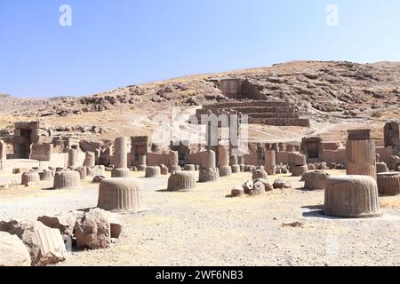 Ruinen des Palastes mit 100 Säulen und Grab von Artaxerxes III., am Hang des Rahmet-Berges, Persepolis, Iran Stockfoto