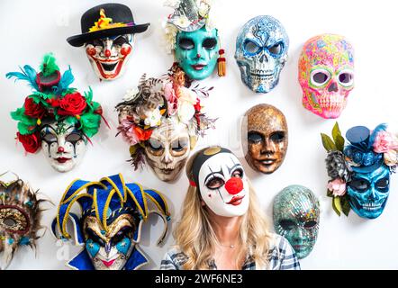 Lorraine Pritchard, Masken aus Edinburgh, zusammen mit einigen ihrer venezianischen Masken, die beim Karneval in Venedig, der am Samstag, den 3. Februar beginnt, getragen und ausgestellt werden. Lorraine studierte Modellbau am Glasgow College of Building and Printing und venezianische Maskenherstellung in Florenz. Sie reist jedes Jahr nach Venedig, um selbst eine „Maske“ zu sein, und trägt verschiedene Masken, die sie als Live-Ausstellung ihrer Arbeit entworfen hat. Bilddatum: Sonntag, 28. Januar 2024. Stockfoto