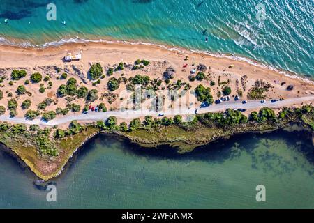 Blick aus der Vogelperspektive auf den Strand von Halikounas (direkt neben dem See Korission), ein Kitesurfer-Paradies auf Korfu, Ionisches Meer, Griechenland. Stockfoto