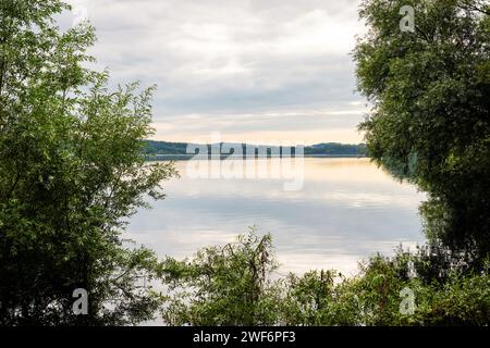 Blick auf die Möhnesee und die umliegende Landschaft am Abend. Natur bei Körbecke. Stockfoto