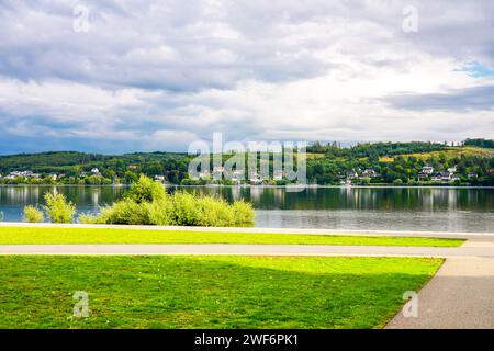 Blick auf die Möhnesee und die umliegende Landschaft am Abend. Natur bei Körbecke. Stockfoto