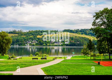 Blick auf die Möhnesee und die umliegende Landschaft am Abend. Natur bei Körbecke. Stockfoto