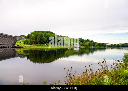 Blick auf die Möhnesee und den Damm und die umliegende Landschaft am Abend. Natur bei Körbecke. Stockfoto