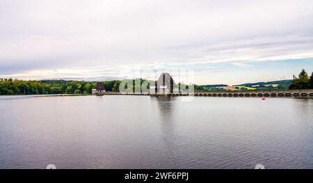 Blick auf die Möhnesee und den Damm und die umliegende Landschaft am Abend. Natur bei Körbecke. Stockfoto